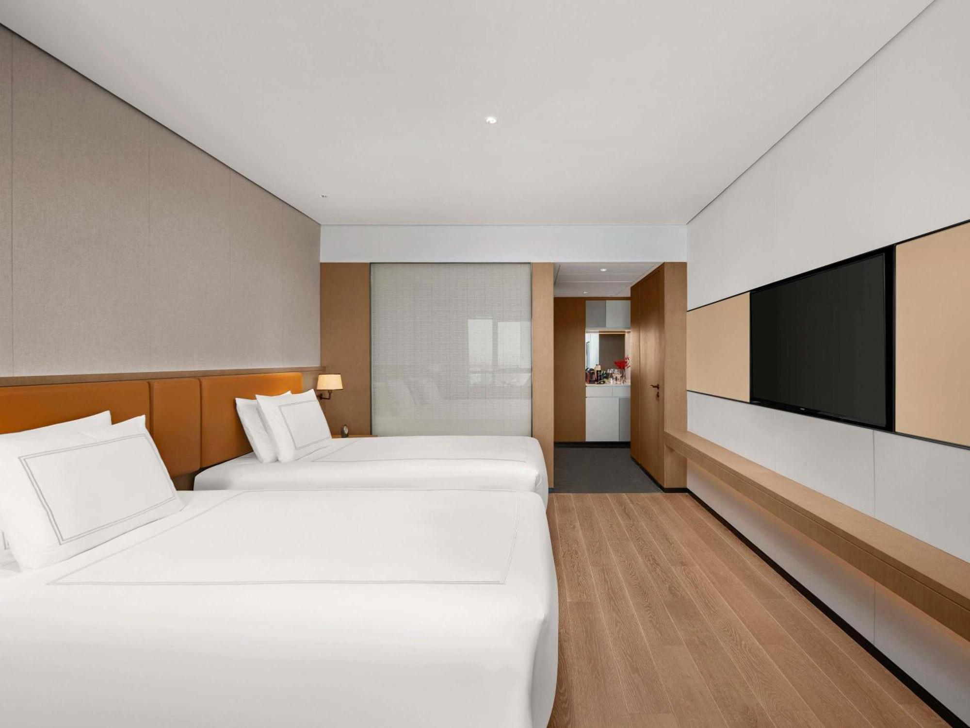 Swiss Advantage Twin Room High Floor